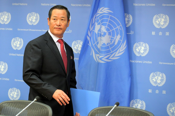 김성 유엔주재 북한 대사가 21일(현지시간) 미국의 북한 화물선 ‘와이즈 어니스트’(Wise Honest)호 압류 조치와 관련한 기자회견을 하기 위해 미국 뉴욕 유엔본부 브리핑룸에 들어서고 있다. 로이터 연합뉴스