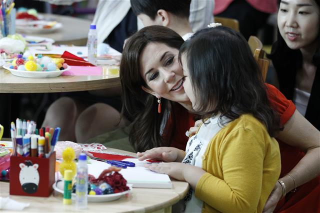 메리 덴마크 왕세자비가 22일 오전 종로구 서울대병원 어린이병동을 찾아 어린이 환자들과 상상의 나무 만들기를 하고 있다. 2019.5.22 뉴스1