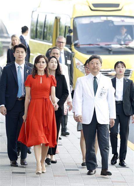 메리 덴마크 왕세자비가 22일 오전 종로구 서울대병원을 찾아 어린이병동으로 이동하고 있다. 2019.5.22 뉴스1