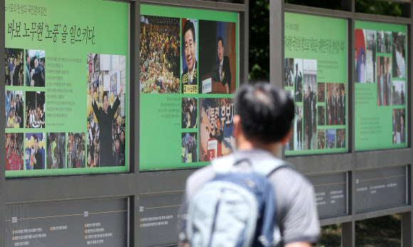 노무현 전 대통령 서거 10주기 추도식을 하루 앞둔 22일 오후 경남 김해시 진영읍 봉하마을에 시민 발길이 이어지고 있다. 2019.5.22  연합뉴스