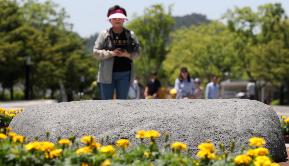 노무현 전 대통령 서거 10주기 추도식을 하루 앞둔 22일 오후 경남 김해시 진영읍 봉하마을에 시민 발길이 이어지고 있다. 2019.5.22  연합뉴스