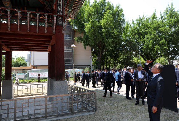 문재인 대통령이 22일 충북 청주중앙공원을 방문해 이시종 충북도지사와 함께 충청도 병마절도사영문을 둘러보고 있다. 2019.5.22  연합뉴스