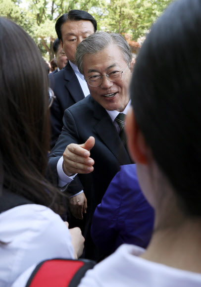 문재인 대통령이 22일 충북 청주중앙공원을 방문해 역사유적지를 둘러본 후 시민들과 인사를 나누고 있다. 2019.5.22  연합뉴스