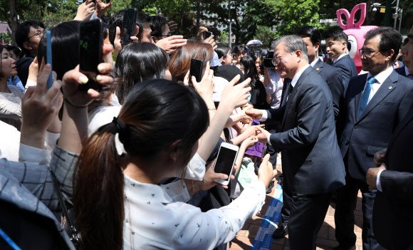 문재인 대통령이 22일 충북 청주중앙공원을 방문해 역사유적지를 둘러본 후 시민들과 인사를 나누고 있다. 2019.5.22  연합뉴스