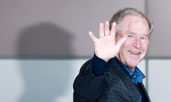 조지 W. 부시 전 미국 대통령이 22일 오후 서울 강서구 김포국제공항을 통해입국, 취재진을 향해 손을 흔들고 있다. 부시 전 대통령은 23일 경남 김해 봉하마을에서 열리는 노 전 대통령 10주기 추도식에 참석할 예정이다. 2019.5.22  연합뉴스