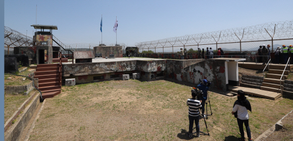 강원 철원 ‘DMZ 평화의 길’을 찾은 취재진과 시민들이 22일 화살머리고지의 비상주 감시초소(GP)를 살펴보고 있다.  철원 사진공동취재단