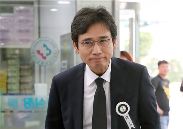 모친 빈소 들어서는 유시민 이사장