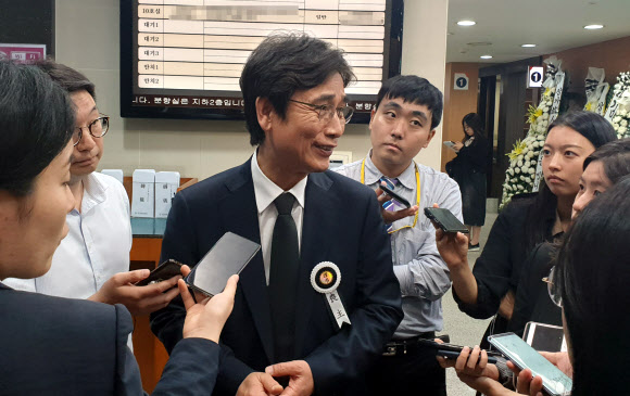 보도진 질문 받는 유시민 이사장