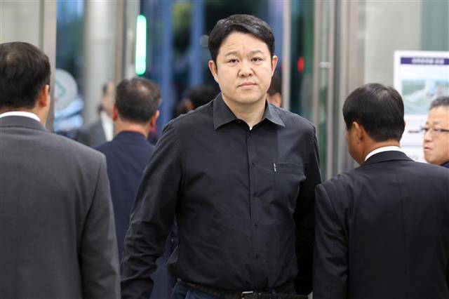 유시민 이사장 모친 빈소 찾은 방송인 김구라