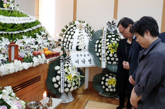 조문하는 이해찬 대표