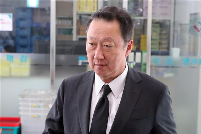 유시민 이사장 모친상 조문 온 박용만 회장