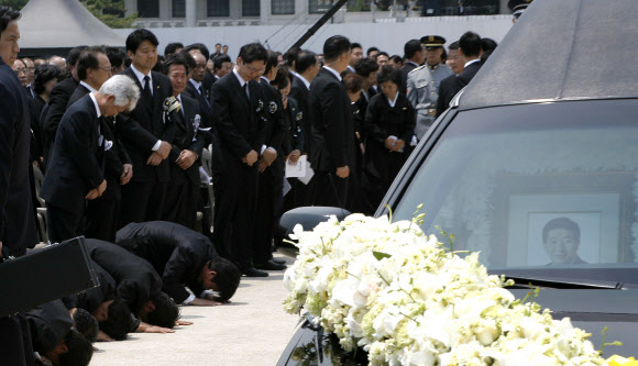 [고 노무현 대통령 미공개 사진] 노 대통령에게 마지막 절하는 참모들