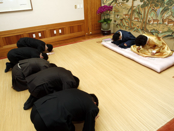 [고 노무현 대통령 미공개 사진] 노 대통령에게 세배하는 직원들