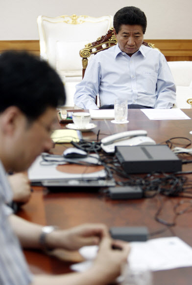 [고 노무현 대통령 미공개 사진] 피랍 관련 통화하기 앞서