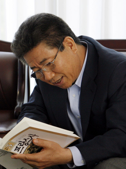 [고 노무현 대통령 미공개 사진] 휴가 중 독서 삼매경