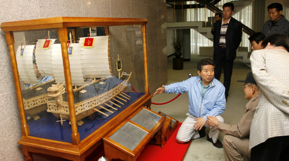 [고 노무현 대통령 미공개 사진] 거북선 보며