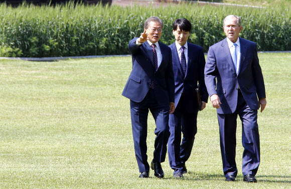 녹지원 함께 거니는 문 대통령과 부시 전 미국 대통령