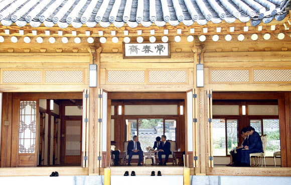 상춘재에서 대화하는 문 대통령과 부시 전 미국 대통령