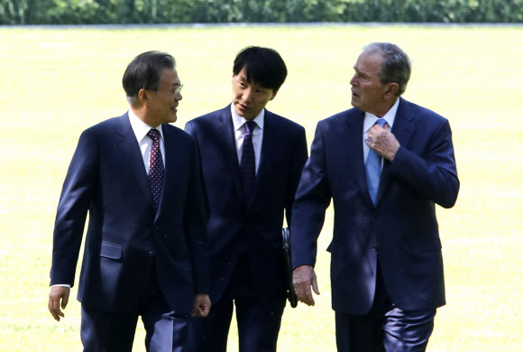 부시 전 미국 대통령과 얘기 나누는 문 대통령