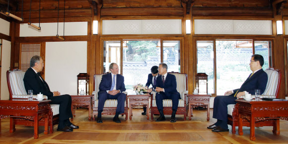 문 대통령, 부시 전 미국 대통령 접견