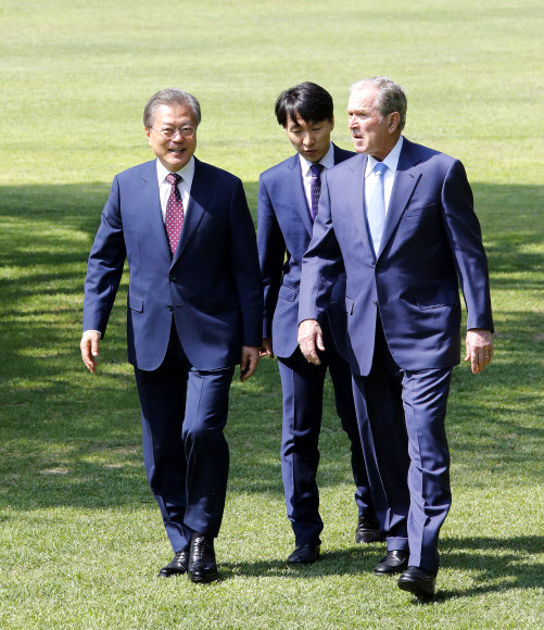 함께 걷는 문 대통령과 부시 전 미국 대통령