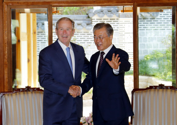 문 대통령, 부시 전 미국 대통령과 악수