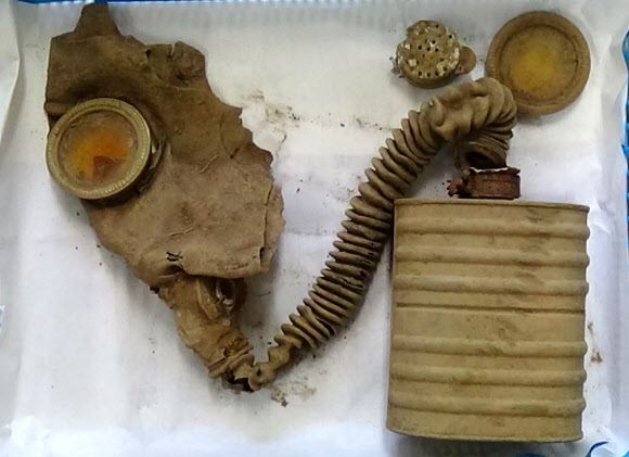 화살머리고지서 발군된 중국군 6·25 전사자 방독면