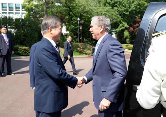 부시 전 미국 대통령 맞이하는 문 대통령