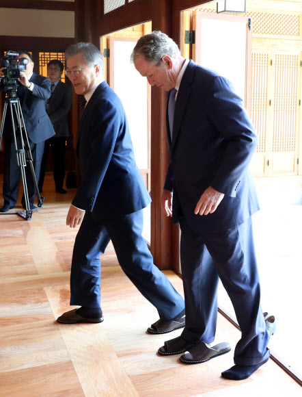 상춘재 입장하는 문 대통령과 부시 전 미국 대통령