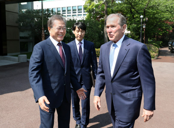 부시 전 미국 대통령 맞이하는 문 대통령