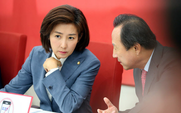 대화하는 나경원과 홍일표