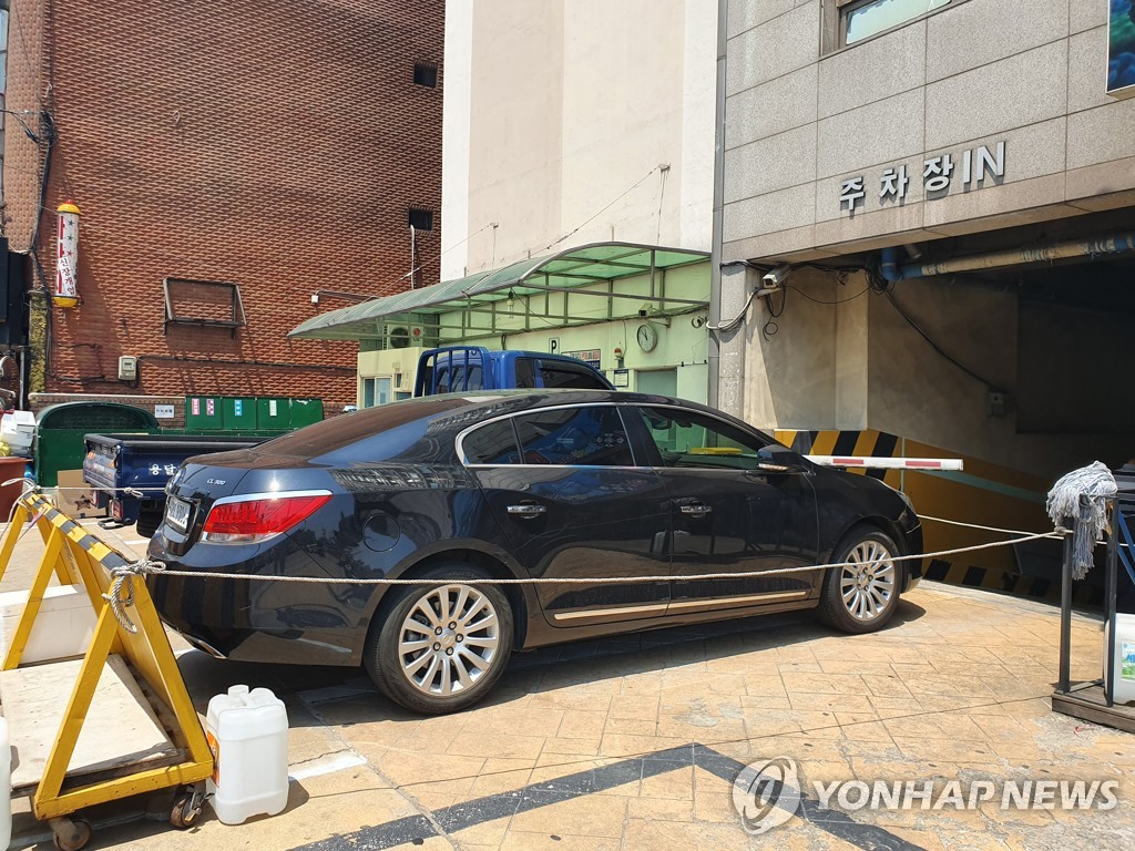 23일 서울 강서구의 한 아파트에서 검은색 알페온 차량이 주차장 입구를 막고 있다. 연합뉴스