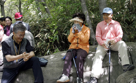 [고 노무현 대통령 미공개 사진] 등산 중 문재인 당시 비서실장과
