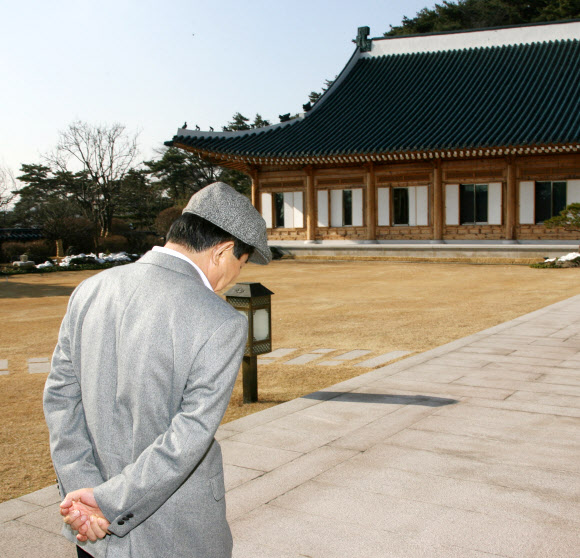 [고 노무현 대통령 미공개 사진] 영화 관람마치고 관저로 돌아온 노 전 대통령
