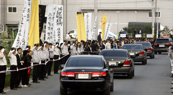 [고 노무현 대통령 미공개 사진] 경찰 거수경례 받으며 영결식장으로