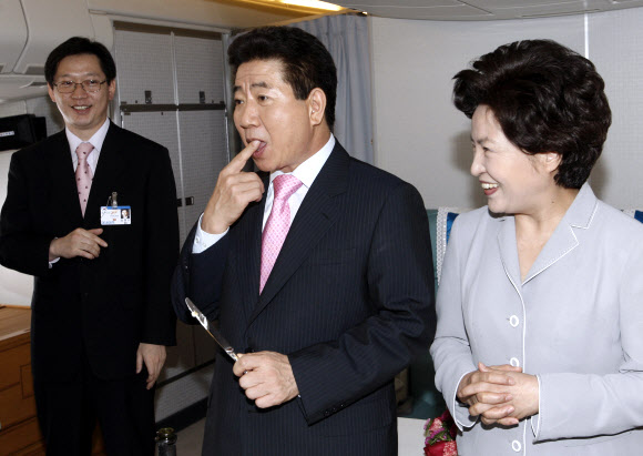 [고 노무현 대통령 미공개 사진] 마지막 해외순방 마치고 기내에서 케이크를