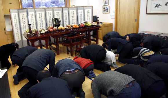 [고 노무현 대통령 미공개 사진] 차례지내는 가족들