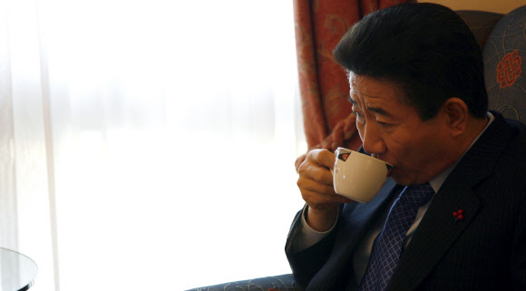 [고 노무현 대통령 미공개 사진] 심포지엄 참석 중 잠시 휴식