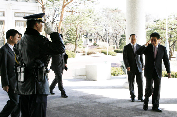 [고 노무현 대통령 미공개 사진] 경비 중인 경찰관과