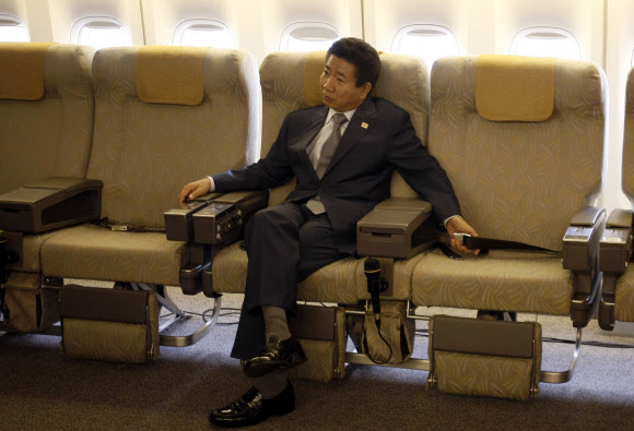 [고 노무현 대통령 미공개 사진] 기내에서 휴식 중