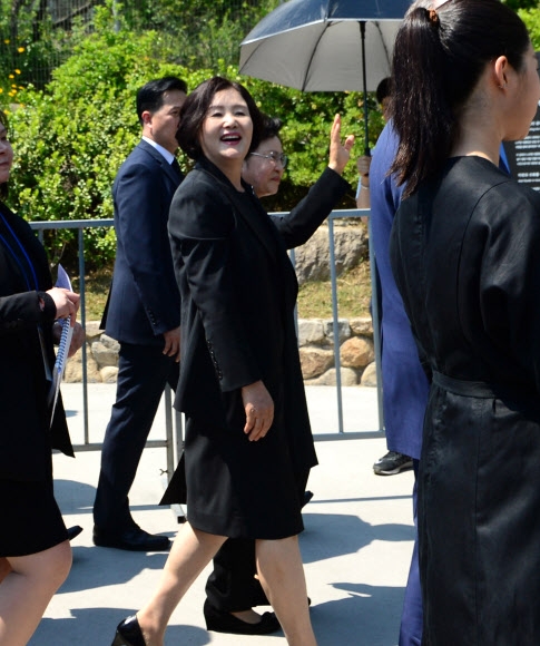 노무현 전 대통령 추도식장 향하는 김정숙 여사