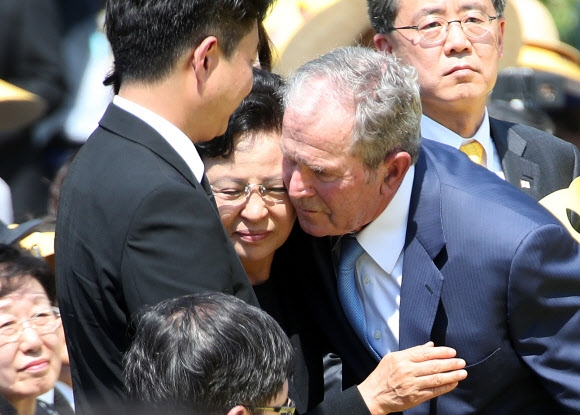 권양숙 여사 위로하는 부시 전 미국 대통령