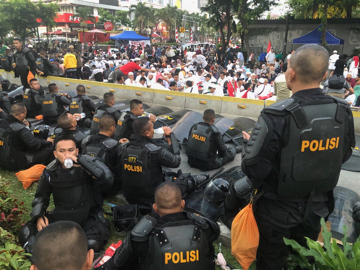 21일 인도네시아 대선 불복 시위대와 진압 경찰이 함께 휴식을 취하고 있다. 출처:트위처