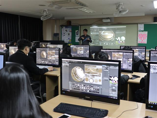 세종시 성남고에서 시교육청이 캠퍼스형 공동교육과정의 하나로 개설한 ‘서브스턴스로 만드는 홀로그램’ 수업이 진행되고 있다.