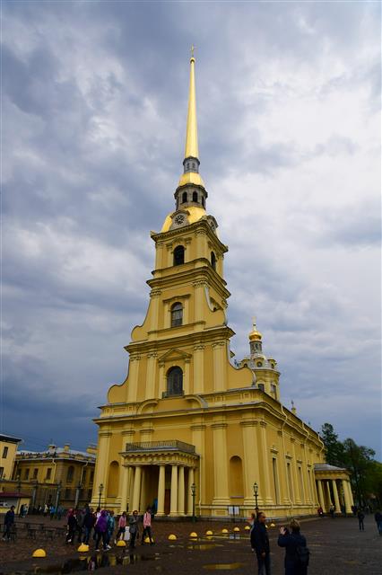 표트르 대제가 지은 페트로파블롭스크 요새 한복판에 놓인 페트로파블롭스크 성당.