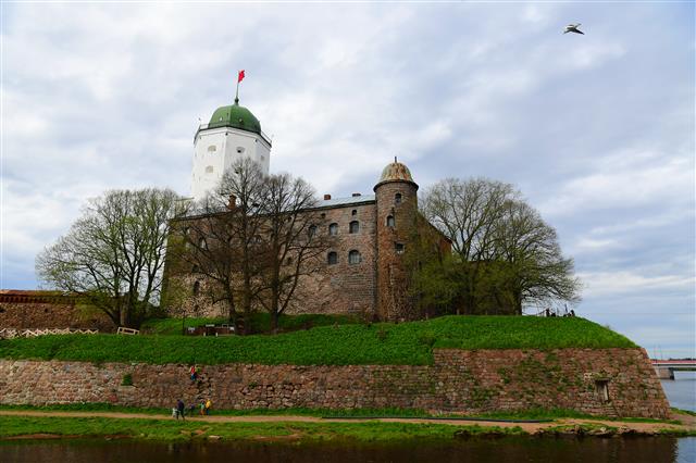 1·2차 세계대전 당시 러시아와 핀란드가 쟁탈전을 벌인 도시 비보르크는 독특한 분위기를 자아낸다. 비보르크 최고의 명소인 비보르크성과 그 중심의 성 올라프탑.