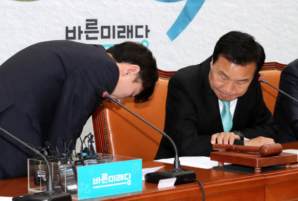 사과하는 하태경 최고위원