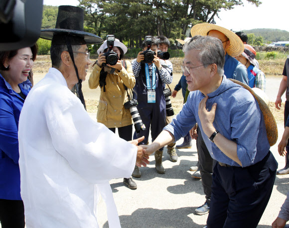 마을 원로와 인사 나누는 문 대통령
