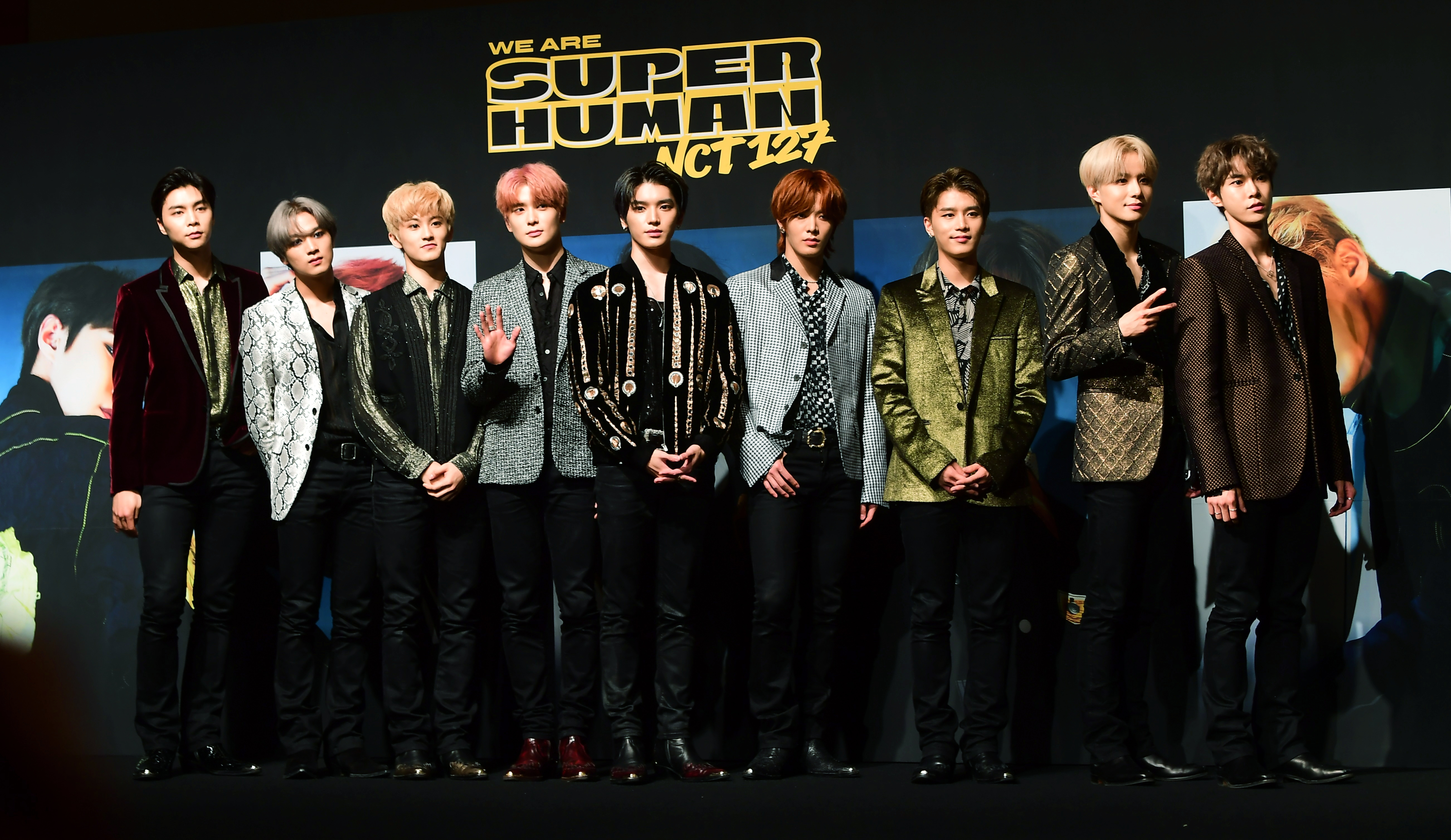 NCT 127이 24일 서울 여의도 콘래드호텔에서 연 새 앨범 ‘NCT #127 WE ARE SUPERHUMAN’ 제작발표회에서 취재진을 향해 포즈를 취하고 있다.