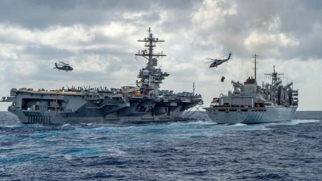 지난 8일(현지시간) 미국 해군의 에이브러햄 링컨 항모전단이 쾌속 전투지원선 USNS 아틱 호로부터 보급을 받고 있다. AFP 자료사진 